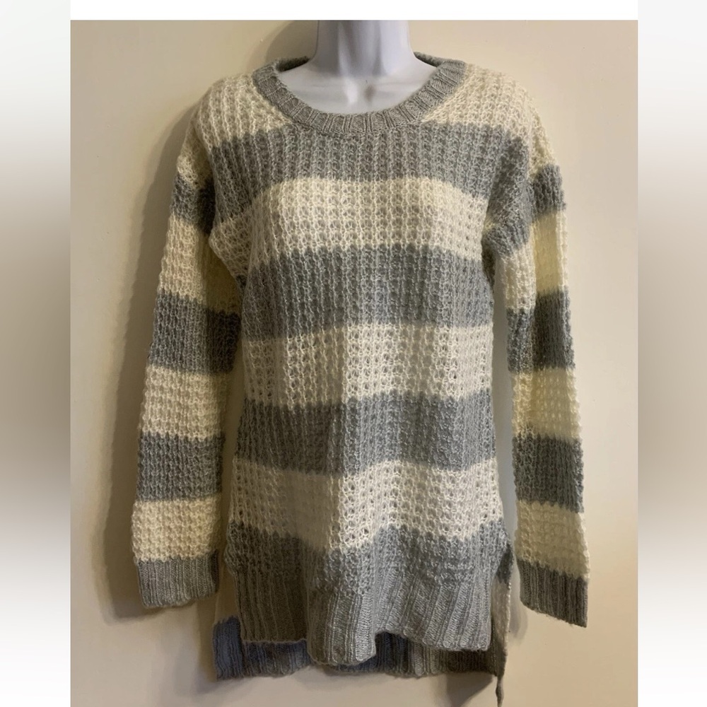 (NWT) Rue 21Juniors Size Medium Gray & Cream Striped Crew Neck Textured Sweater